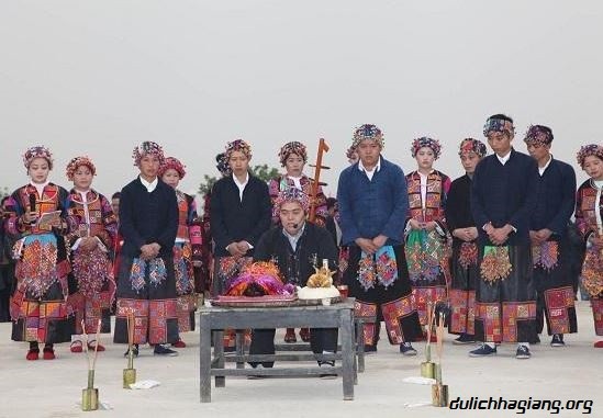 Обряд вызова дождя народности Лоло на каменном плоскогорье Донгван провинции Хазянг - ảnh 2